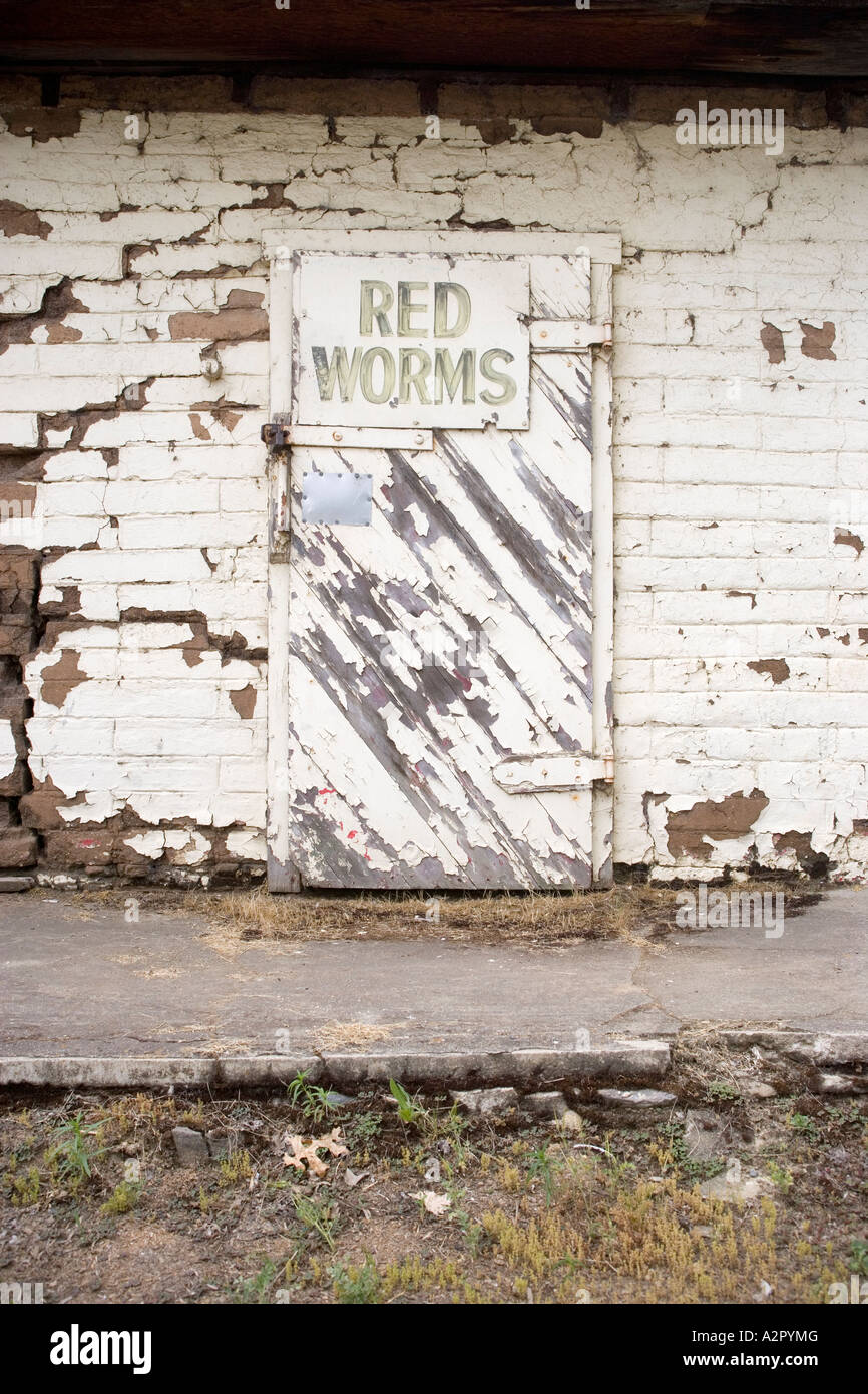 Red Worm segno sulla porta Shack Foto Stock