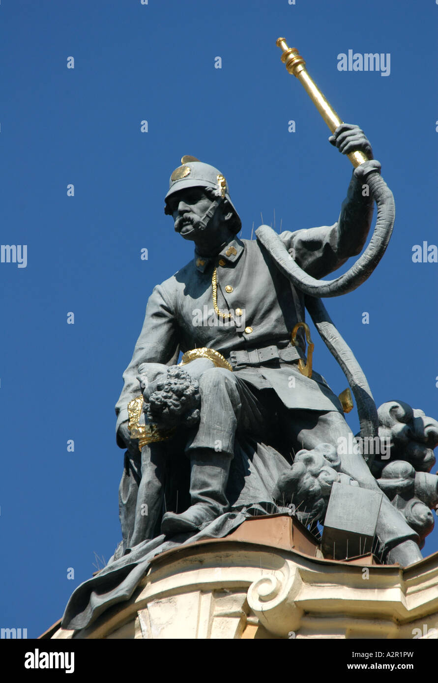 Fireman salvataggio di una vittima da incendio. Statua da Bohuslav Schnirch sul Pražská městská pojišťovna nella Piazza della Città Vecchia di Praga, Repubblica Ceca. Foto Stock