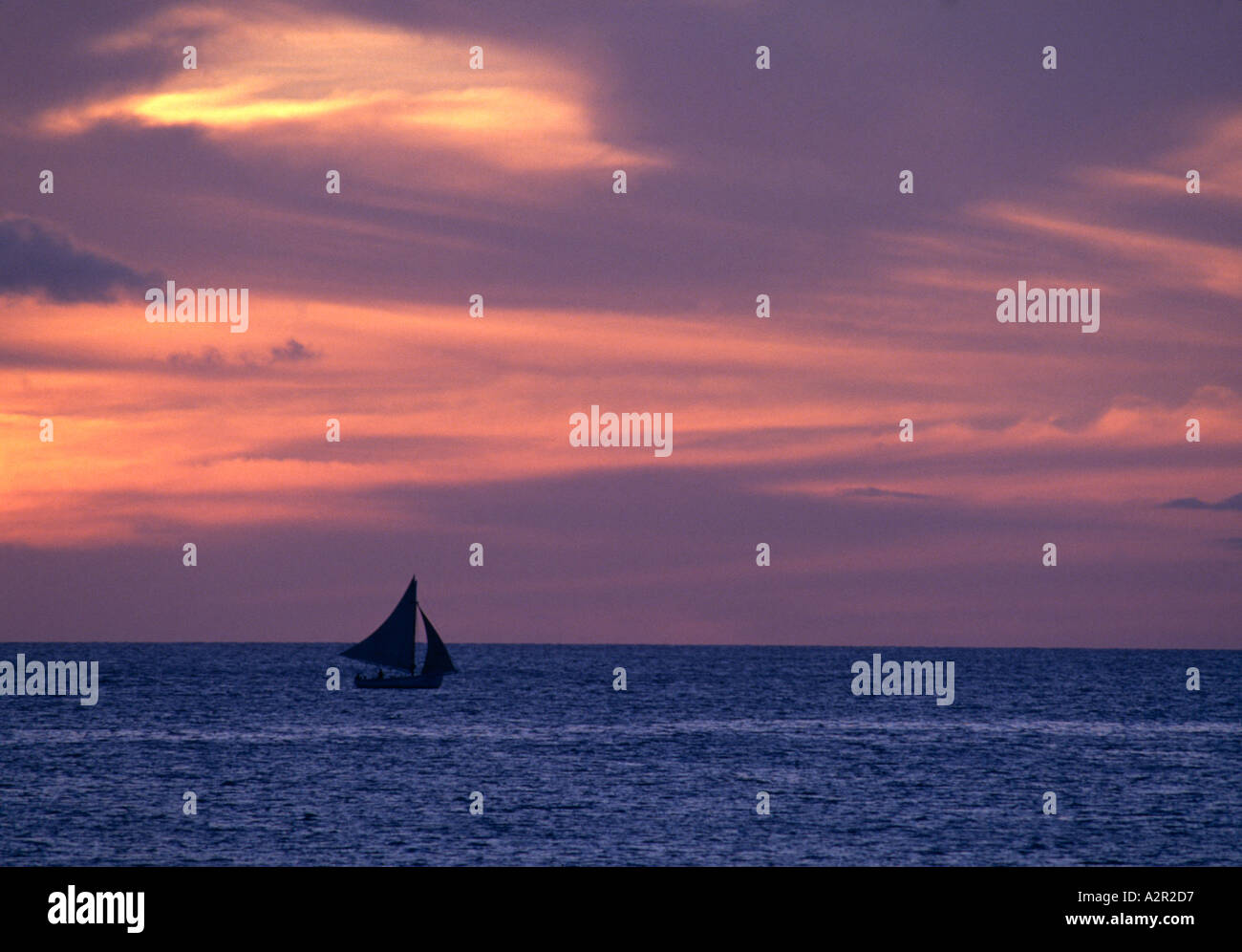 Bonaire barca vela workboat barca da pesca silhouette al tramonto Foto Stock