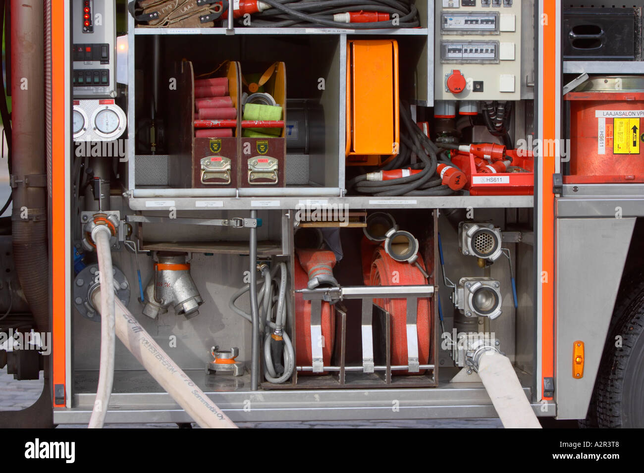 Le attrezzature antincendio all interno di un camion dei pompieri presso il dipartimento dei vigili del fuoco di concorrenza a Hakaniemi Helsinki Finlandia UE Foto stock Alamy