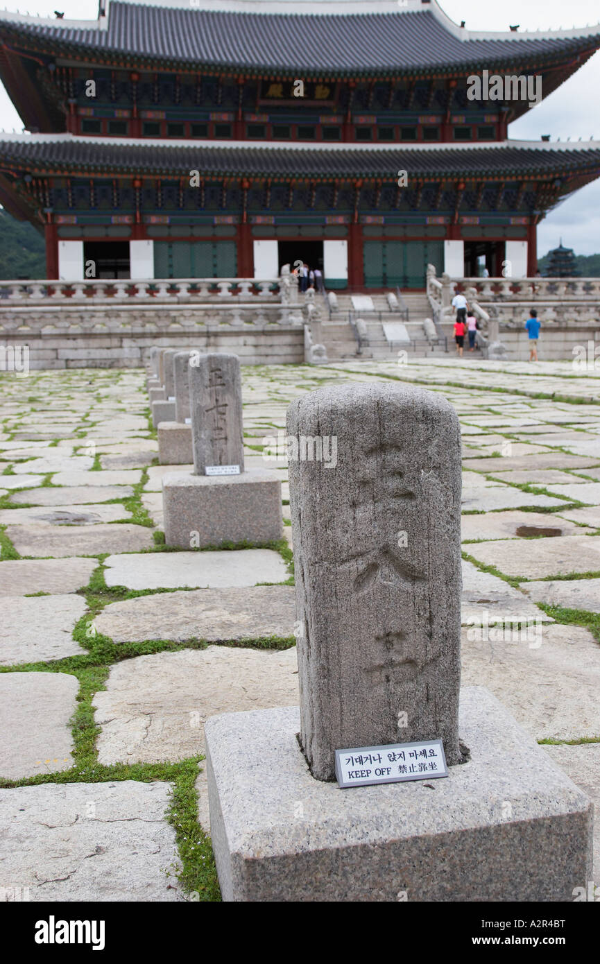 I turisti che visitano Geunjeongjeon, Gyeongbokgung Palace Foto Stock