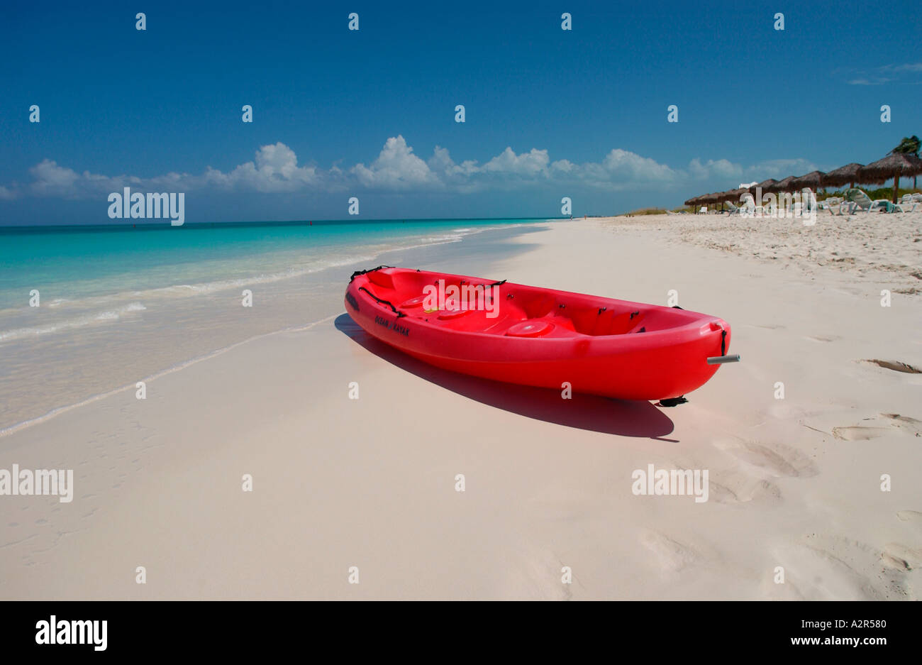 Kayak rosso sulla Grace Bay Foto Stock