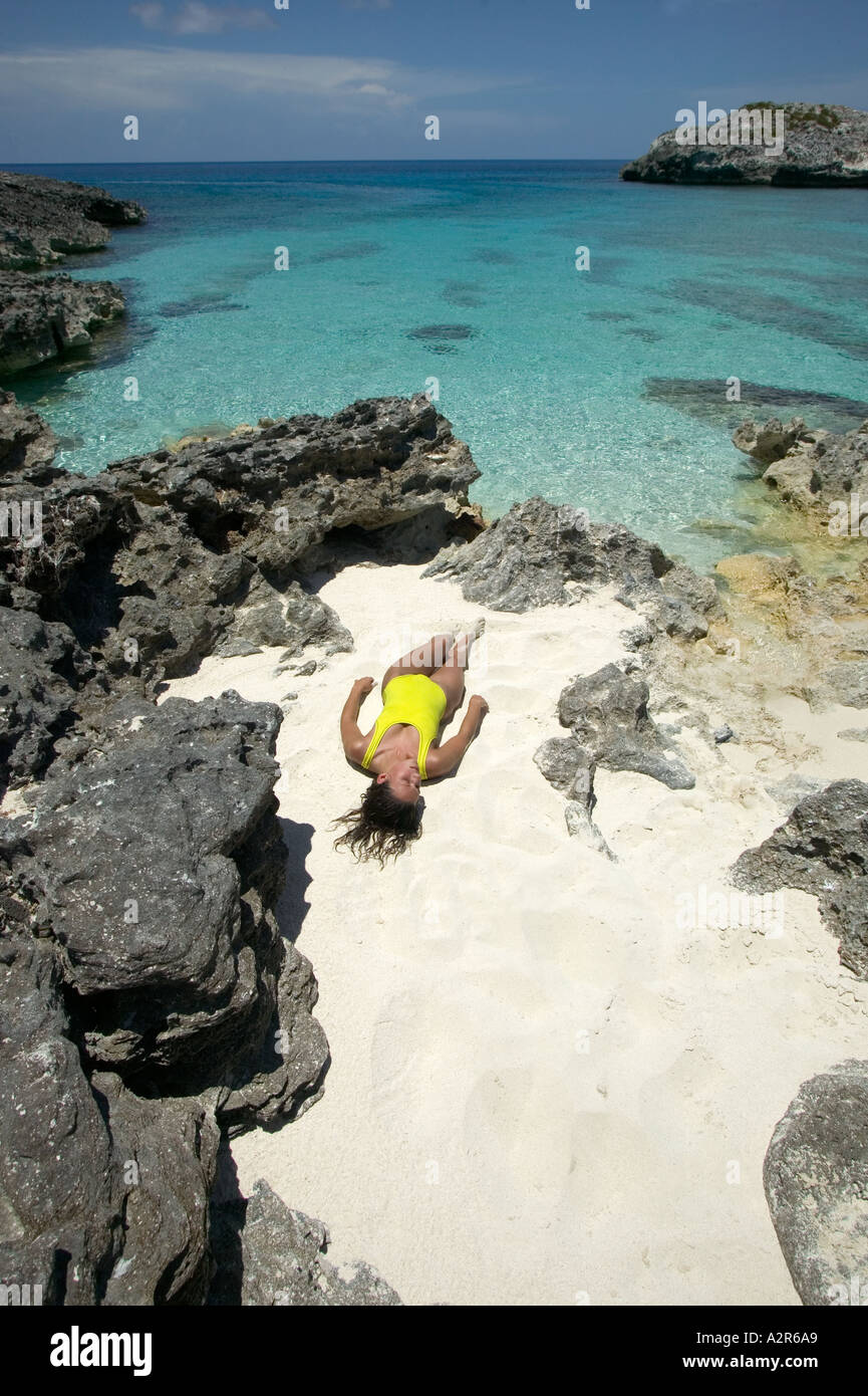 Donna in sabbia patch sul isola disabitata a gomito Cay Cay Sal Banca Isole Bahamas Foto Stock