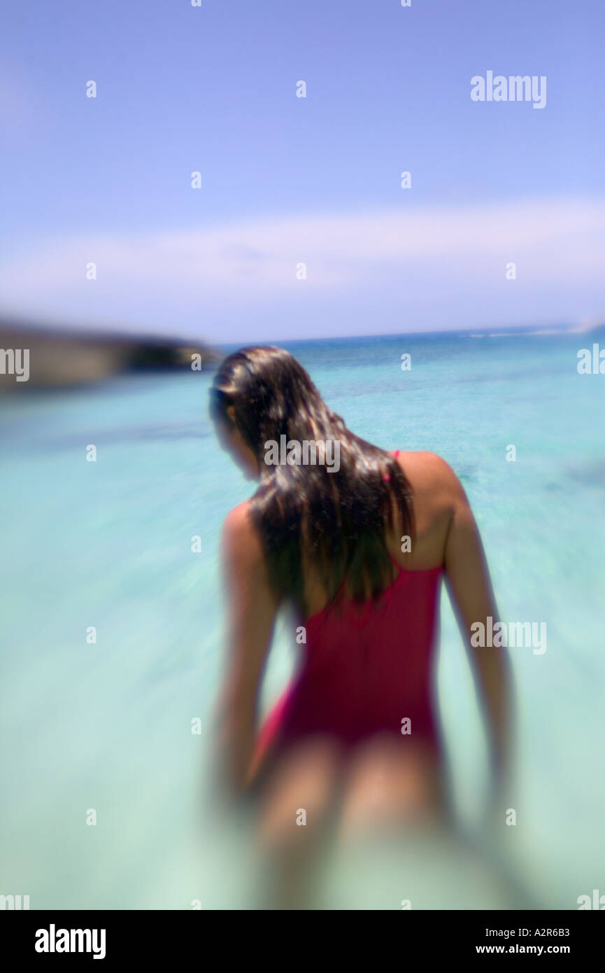 Donna in acqua su isola disabitata a gomito Cay Cay Sal Banca Isole Bahamas Foto Stock