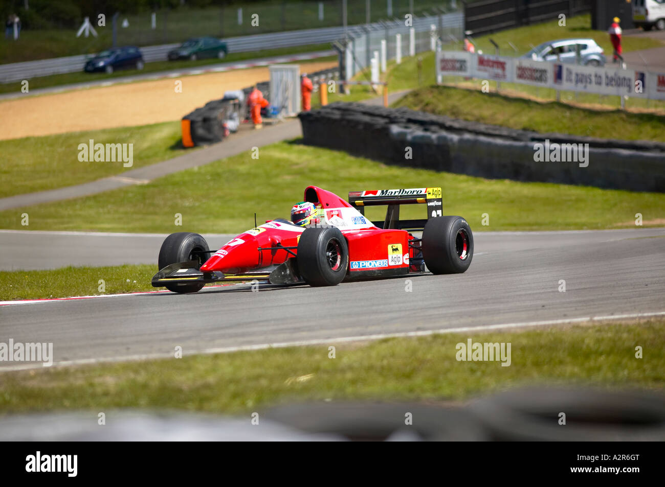 Ex jean alessi Ferrari auto di Formula Uno essendo guidato attorno a gara di Brands Hatch il circuito kent england Foto Stock