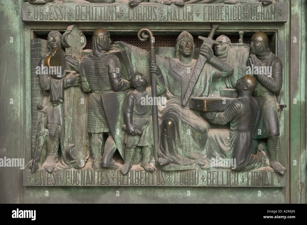 Scena dal Duomo porta bronzea del Duomo Milano Italiy Foto Stock