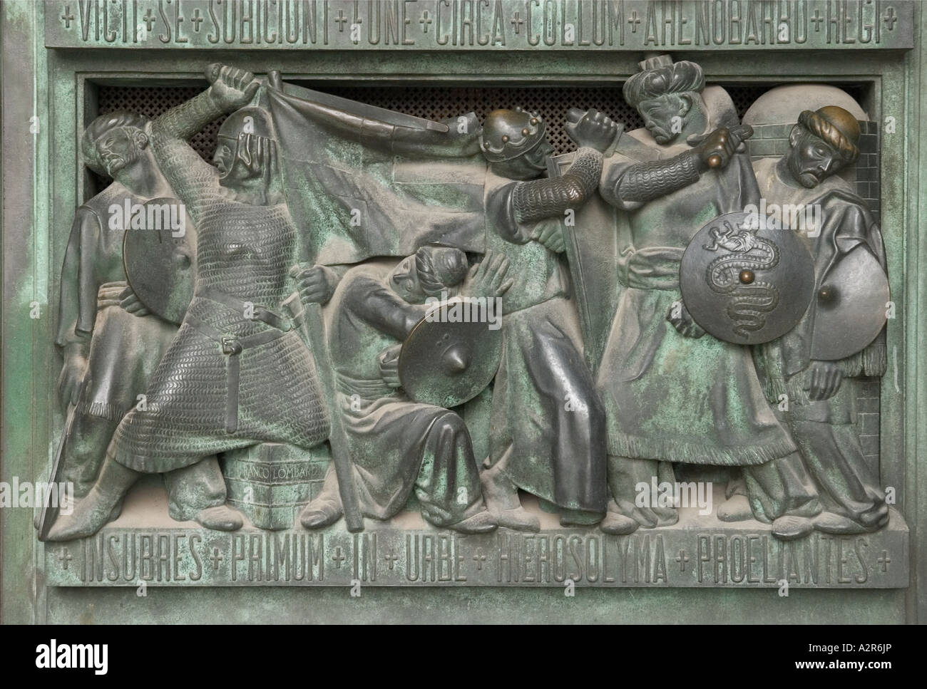 Scena dal Duomo porta bronzea del Duomo Milano Italiy Foto Stock