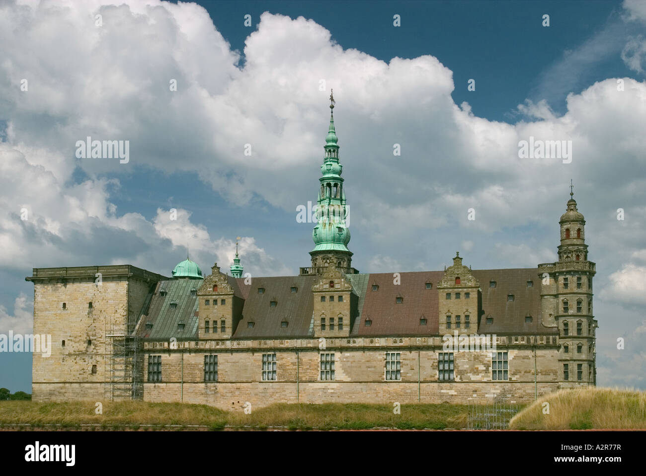 Il Castello di Kronborg di Shalespeare s frazione Helsingore Danimarca raken foto dal sud est Foto Stock
