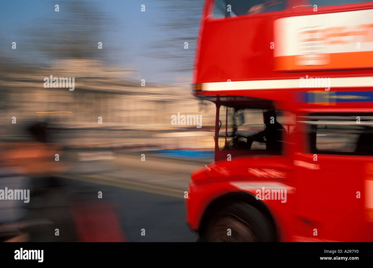 Velocizzando il bus rosso Londra Trafalgar Square Foto Stock