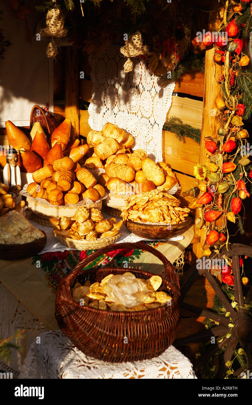 La Polonia Oscypki Oscypek polacco Highlander Gorale unsmoked affumicato non pastorizzato Formaggi di pecora Cracovia Cracovia Mercatino di Natale Foto Stock