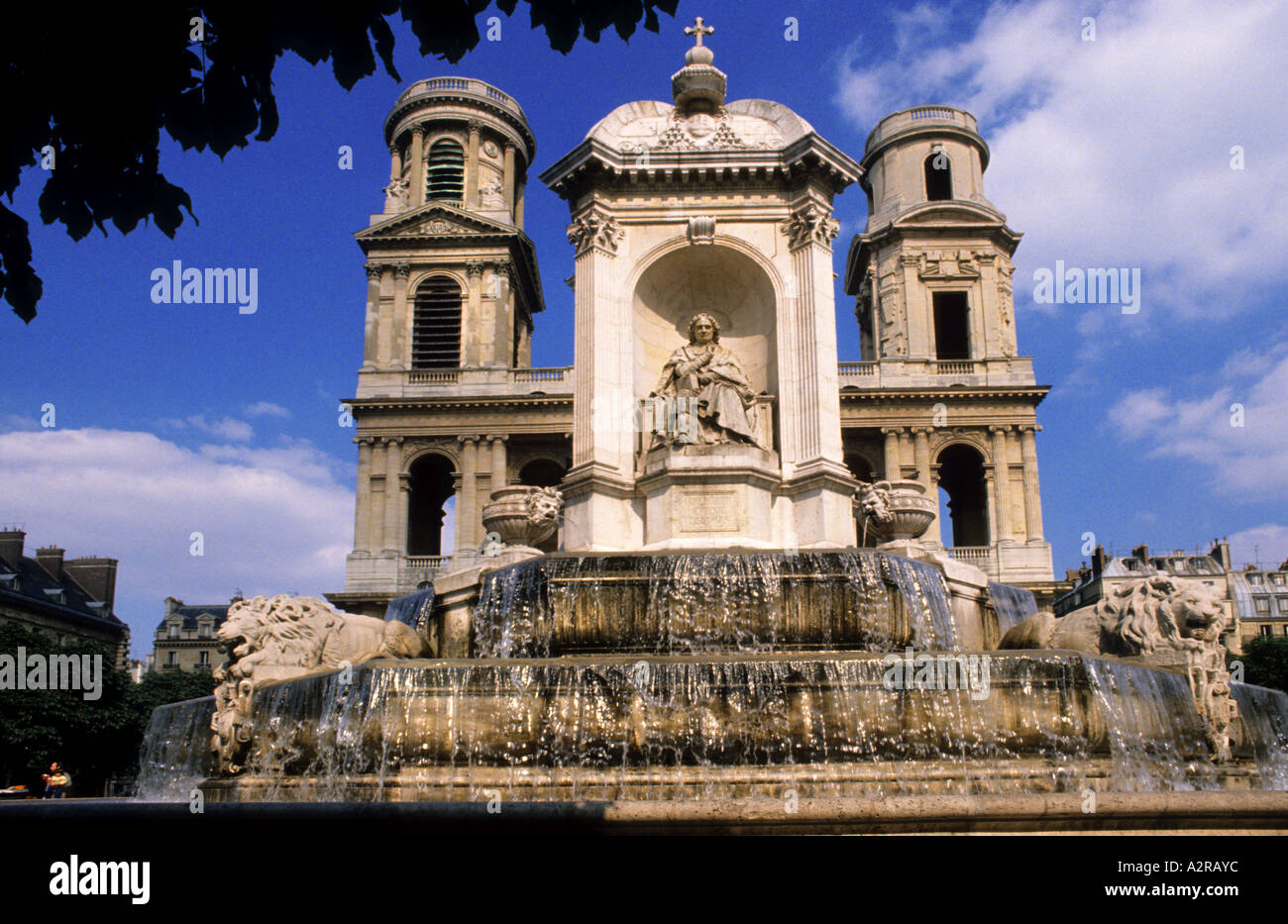 Grande fontana in Place Saint Sulpice Parigi Francia con San st Sulpice chiesa in background Foto Stock
