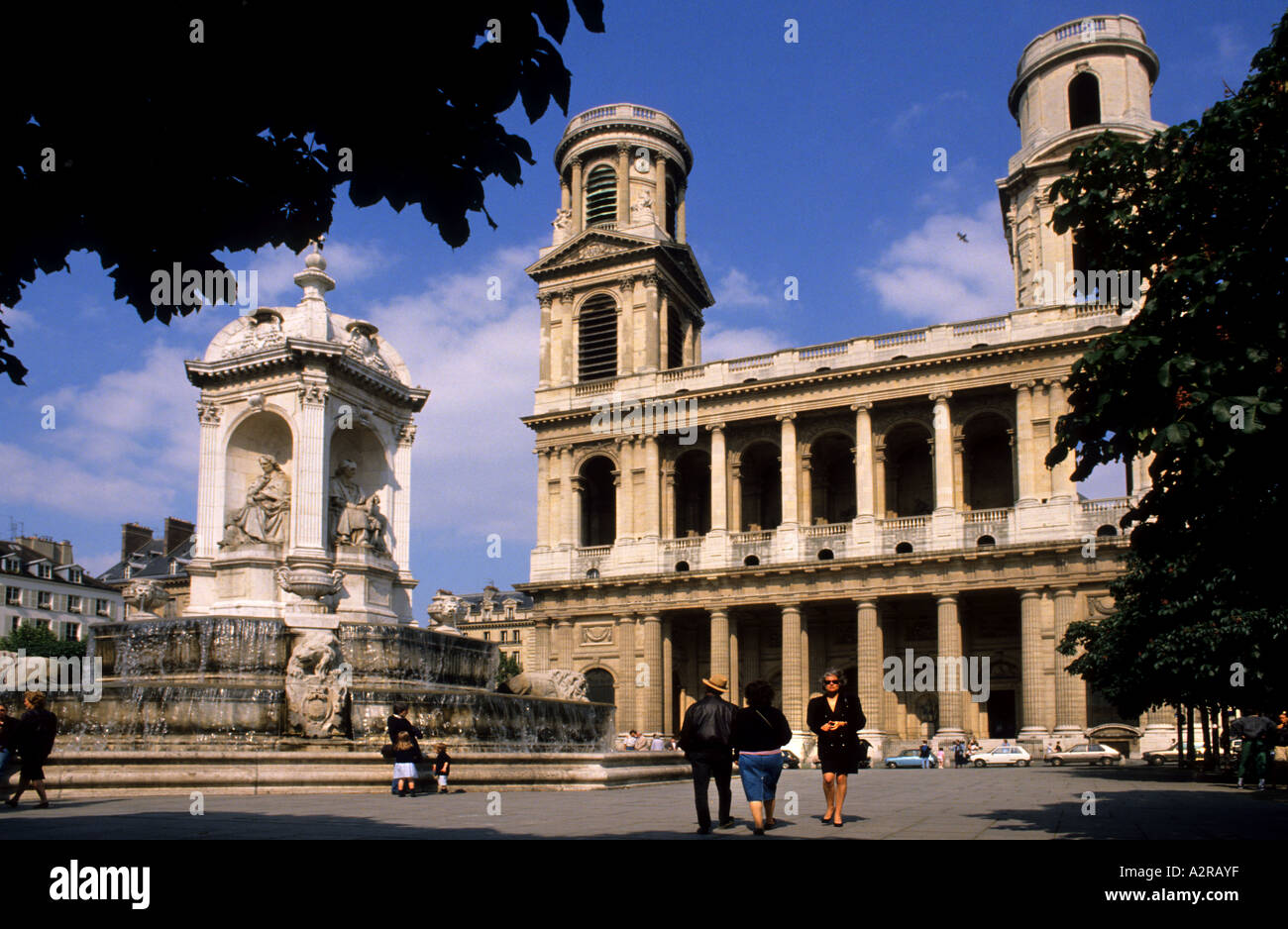 Grande fontana in Place Saint Sulpice Parigi Francia con San St Sulpice chiesa in background Foto Stock