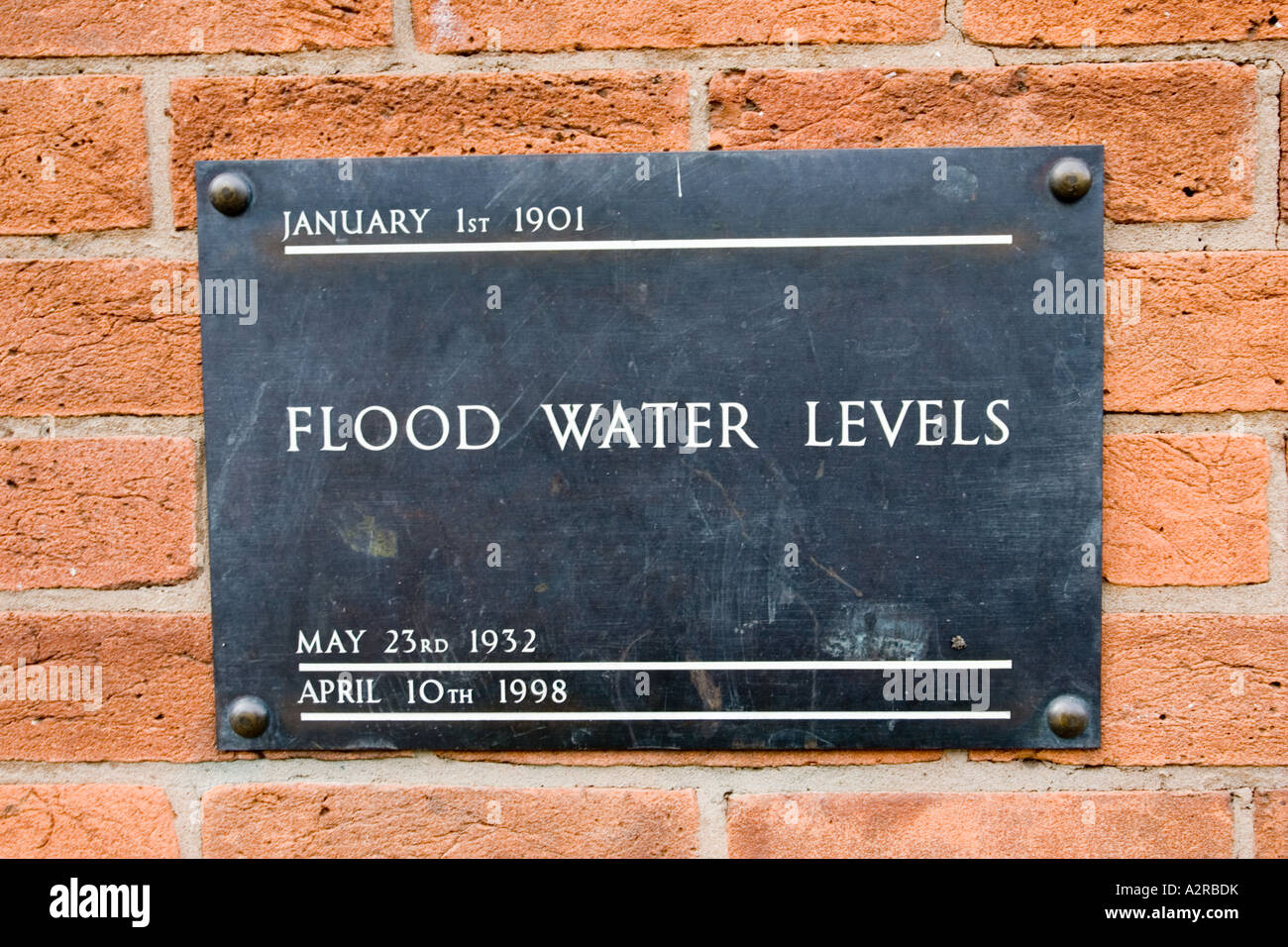 Piastra in ottone ad alta livelli di alluvione sulla parete di casa a Stratford upon Avon Regno Unito Foto Stock