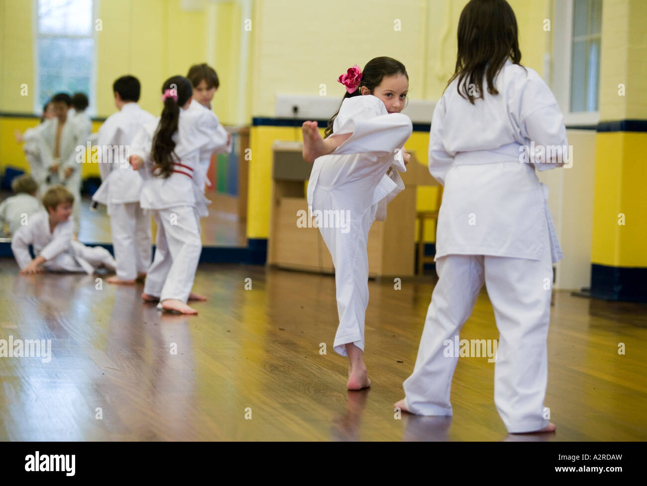Una classe di karate in una scuola primaria a Wolverhampton Regno Unito la classe è parte del curriculum Foto Stock