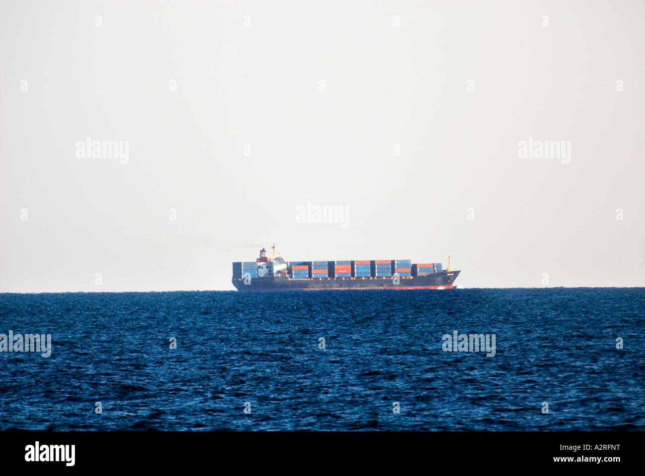 Nave cargo freighter tanker nave cisterna MARE APERTO rosso profondo mare vicino a Sharm el Sheikh Egitto Om El Sid Plateau Foto Stock
