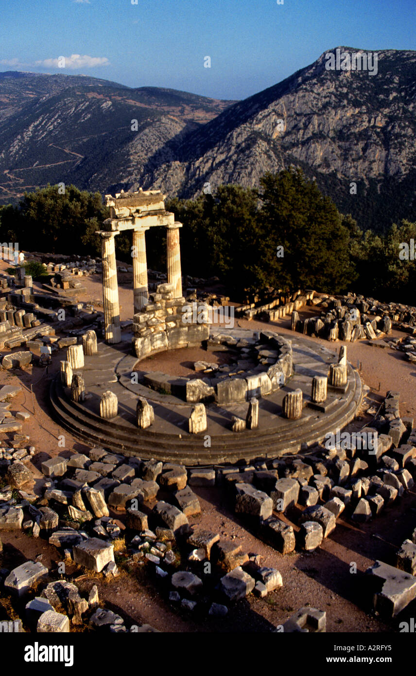 Tholos di Delfi - antiche strutture del Santuario di Atena Pronaia a Delfi, tempio circolare, 7th secolo AC, Grecia greca, Foto Stock