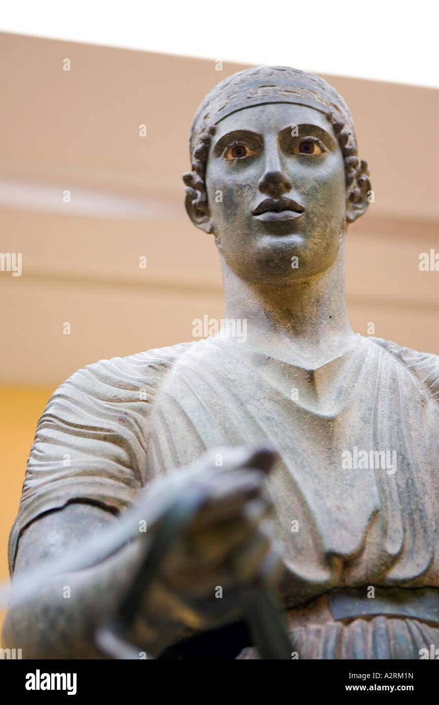 L'auriga di Delfi noto anche come Inioxhos il Rein titolare uno di Grecia s più noto statue Foto Stock