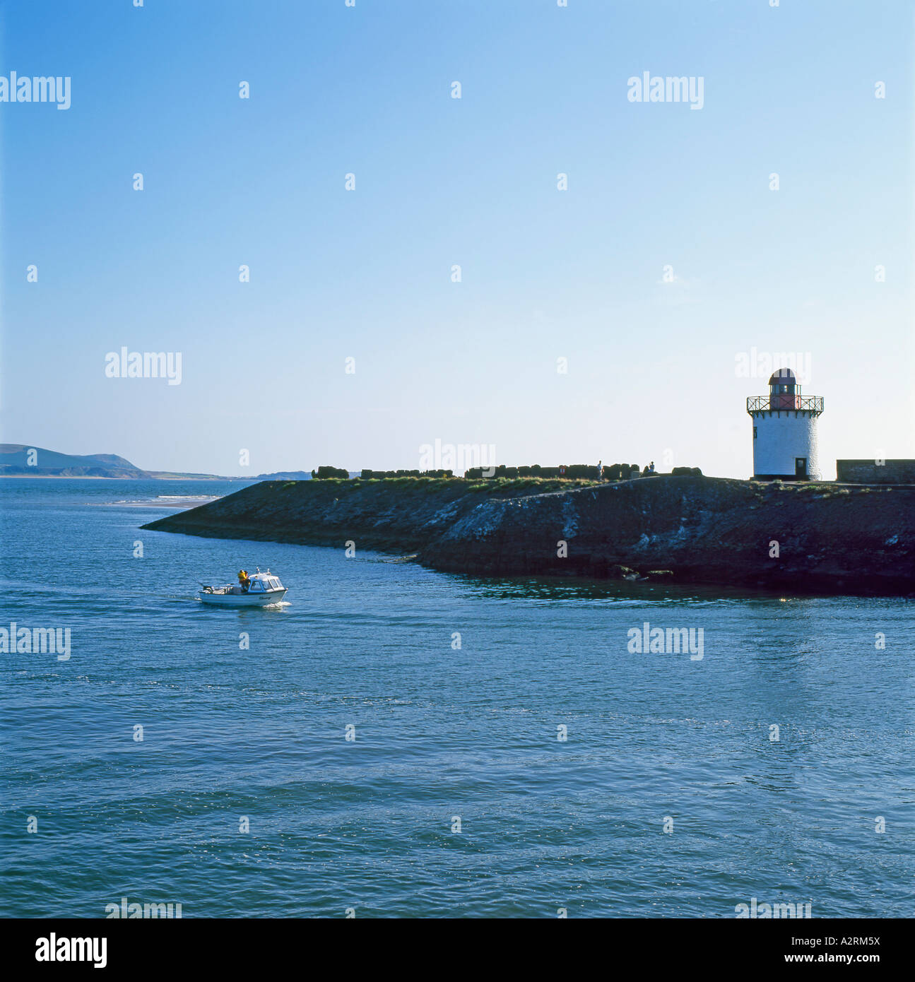 Una barca che entrano in Burry Port Harbour Carmarthenshire, South Wales UK Foto Stock