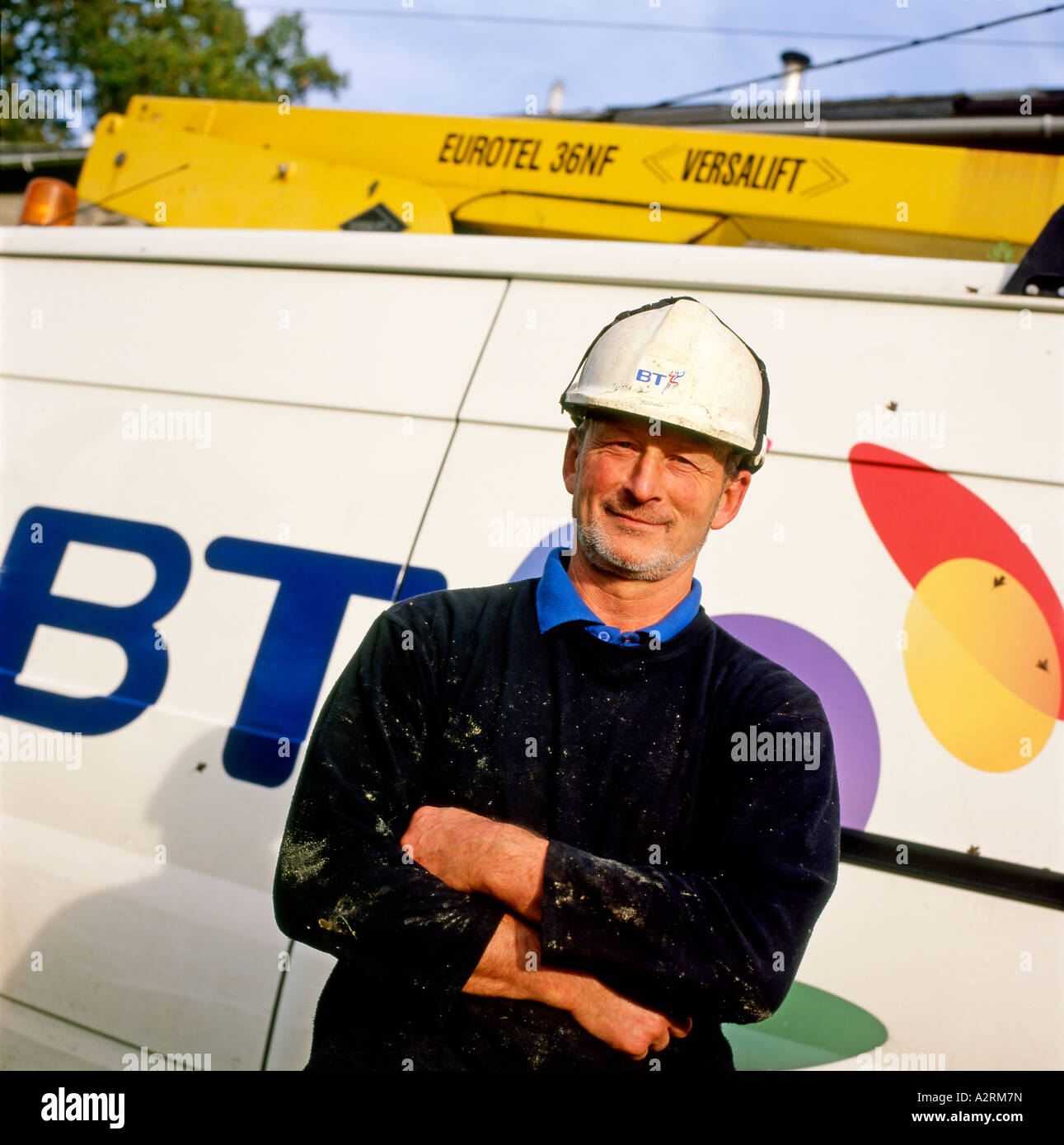 A British Telecom BT Openreach dipendente orgogliosamente in posa con il suo servizio van Wales UK KATHY DEWITT Foto Stock