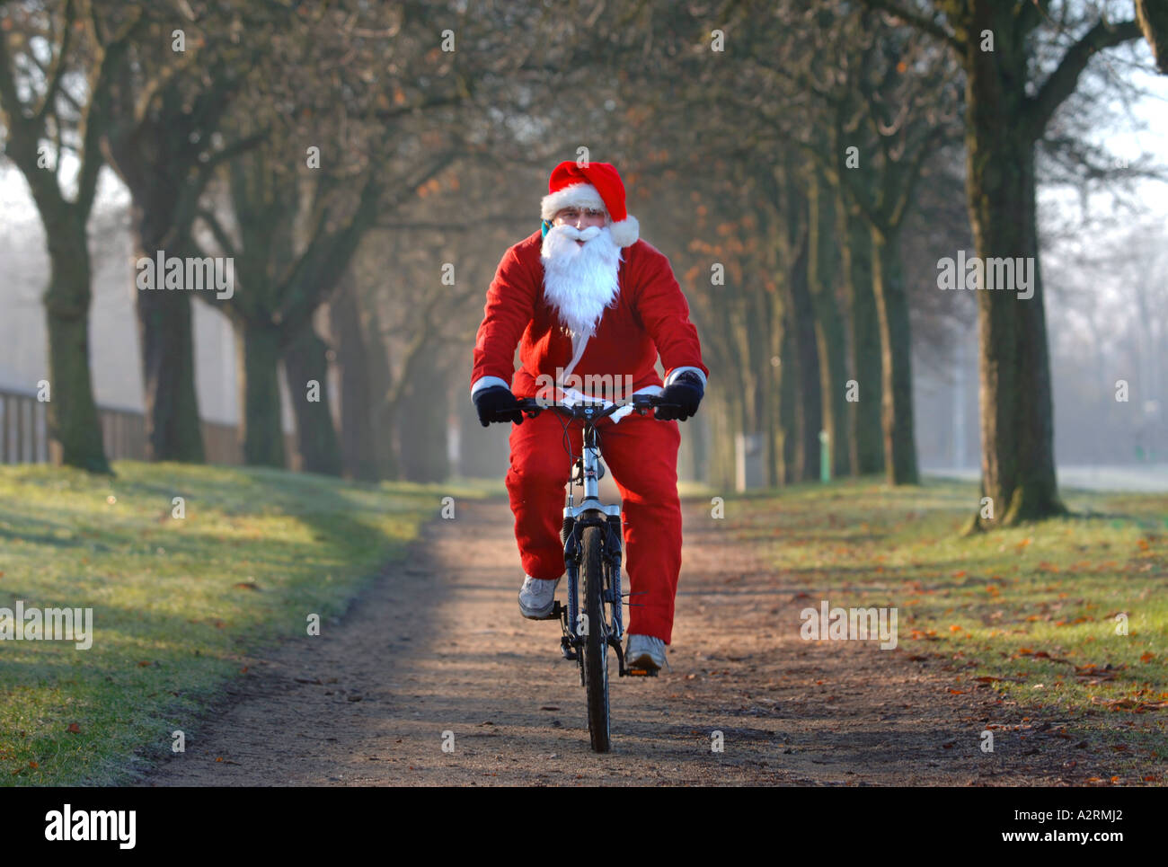 Babbo Natale SU UNA BICICLETTA Foto Stock