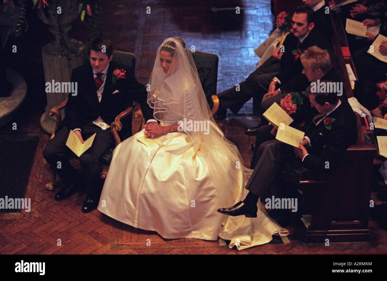 Sposa e lo Sposo durante il loro servizio di nozze presso la chiesa di San Giorgio Hanover Square Londra Foto Stock