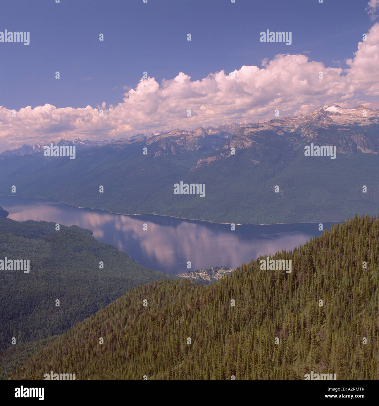 Slocan Lago e Valhalla gamma in Selkirk Mountains, BC, British Columbia, Canada - Regione di Kootenay Foto Stock