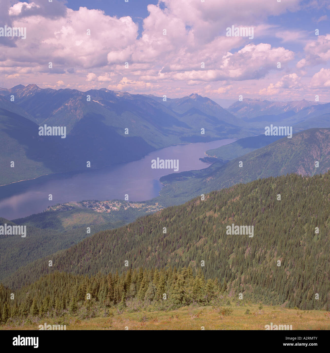 Slocan Lago e Valhalla gamma di Selkirk Mountains, BC, British Columbia, Canada - Regione di Kootenay Foto Stock