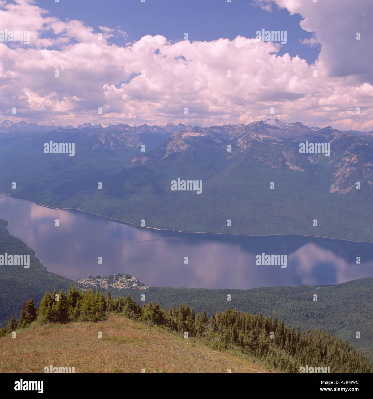 Slocan Lago e Valhalla gamma in Selkirk Mountains, BC, British Columbia, Canada - Regione di Kootenay Foto Stock