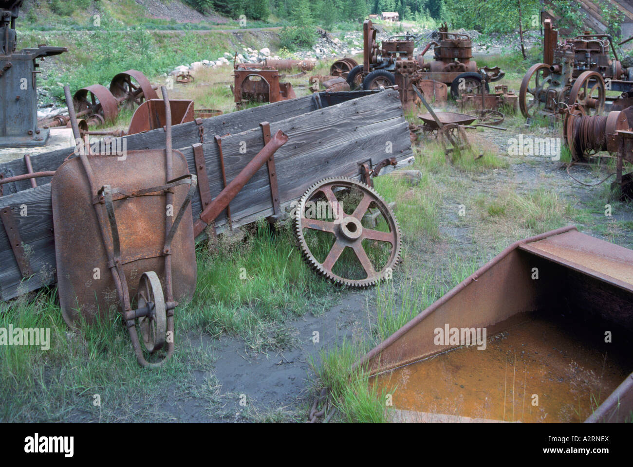 Sandon, BC, British Columbia, Canada - Vecchio arrugginire le attrezzature minerarie nella storica 'Silver Rush' Mining città fantasma, Regione di Kootenay Foto Stock
