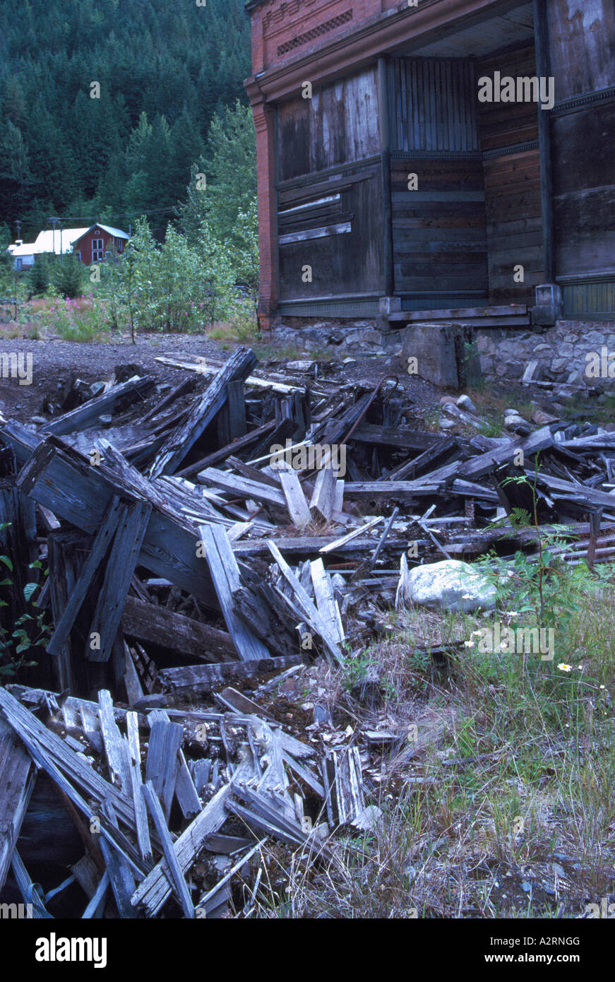 Sandon, BC, British Columbia, Canada - decrepita Casa Vecchia e detriti nella storica 'Silver Rush' Mining città fantasma, Regione di Kootenay Foto Stock