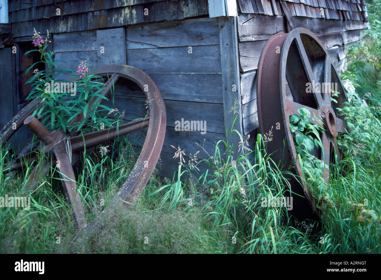 Sandon, BC, British Columbia, Canada - Arrugginimento vecchie ruote nella storica 'Silver Rush' Mining città fantasma, Regione di Kootenay Foto Stock
