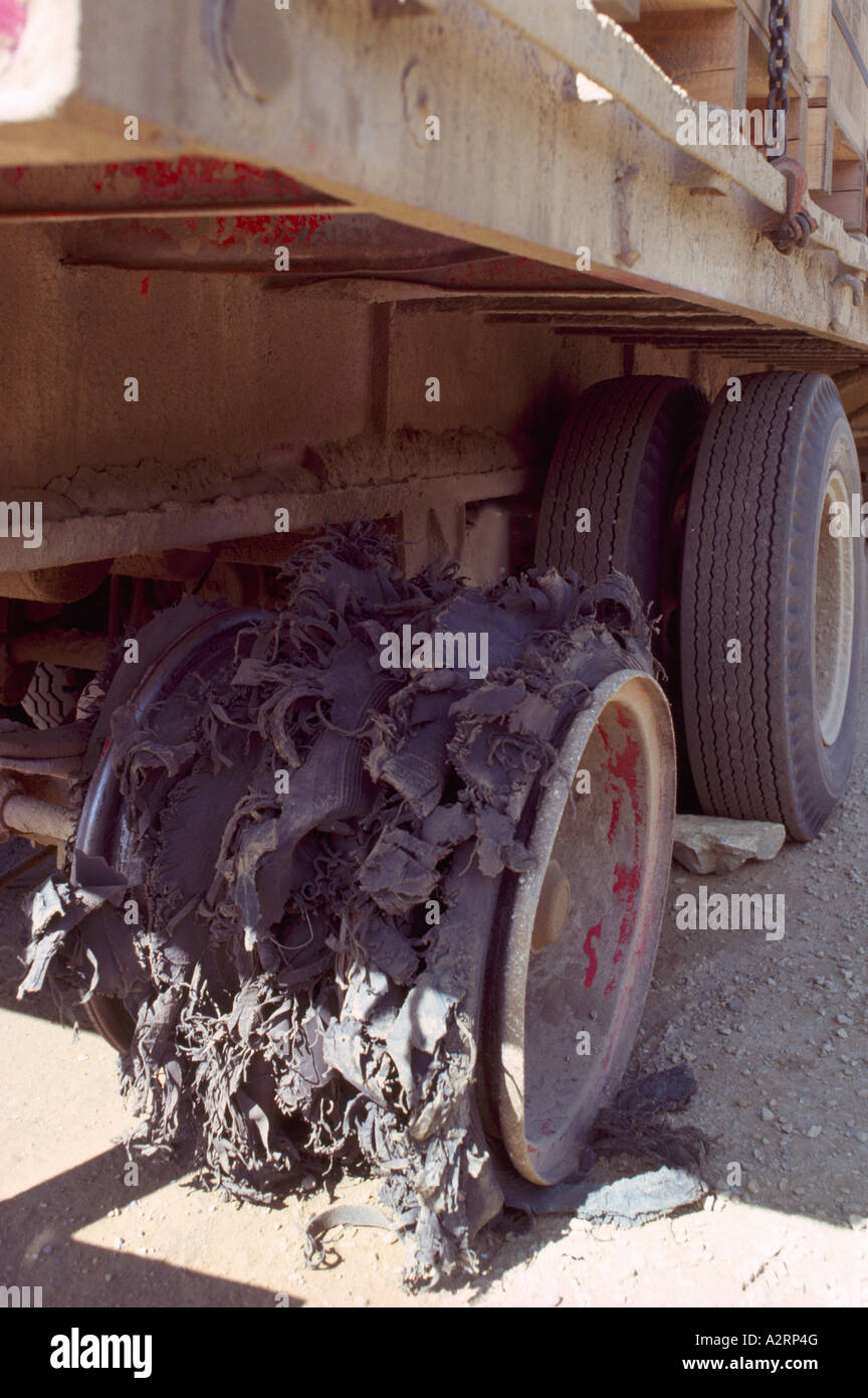 Rotte e shredded pneumatici / Pneumatici su ripartiti carrello / camion sul Alaska autostrada nel nord della Columbia britannica in Canada Foto Stock