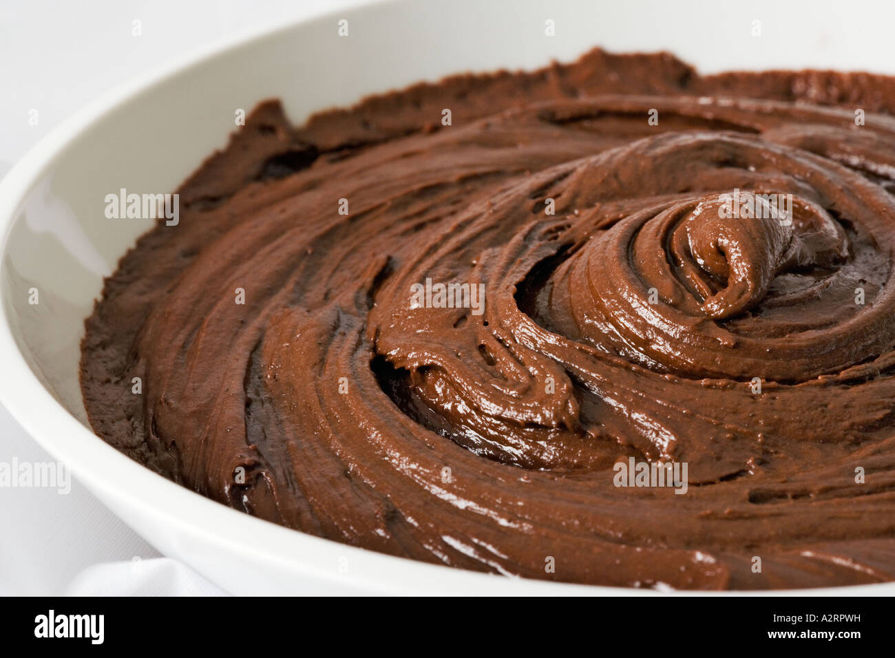 Ravvicinata di un mix di cioccolato bianco ciotola porcelian Studio shot Foto Stock