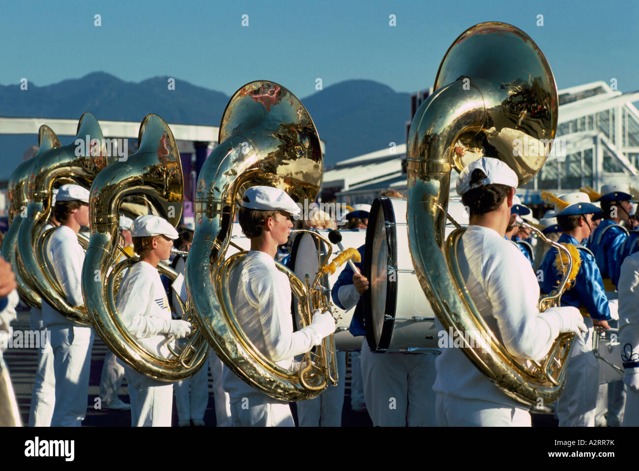 I ragazzi giocare Sousaphones o tube in una Marching Band Foto Stock