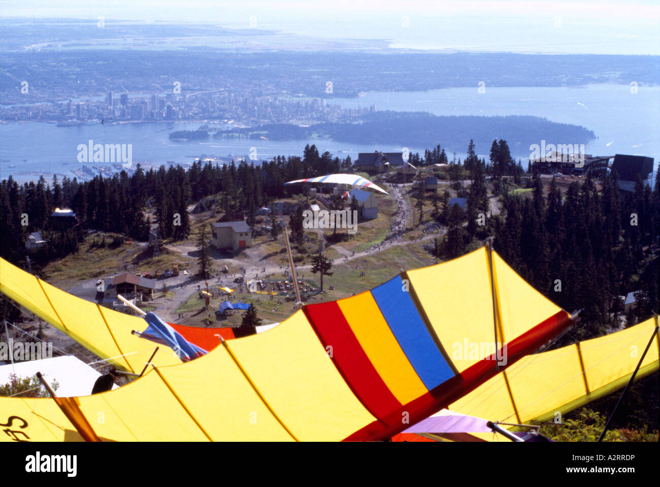 Deltaplani parapendio sul Monte Grouse, North Vancouver, BC, British Columbia, Canada Foto Stock