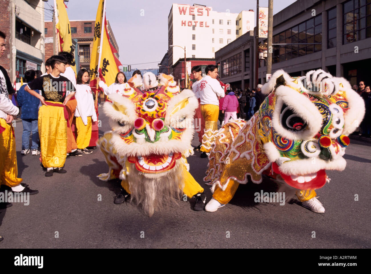 Anno Nuovo cinese la danza del Leone (aka Dragon Dance) in parata e celebrazione - Chinatown, Vancouver, BC, British Columbia, Canada Foto Stock