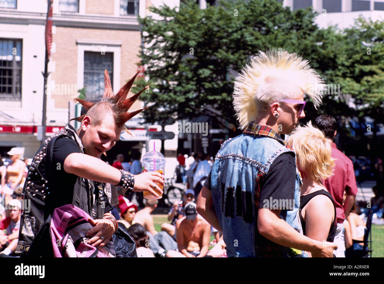 Persone con Mohawk Parrucchieri al giorno di Cannabis Rally, Vancouver, BC, British Columbia, Canada - Pro Marijuana / Pot di dimostrazione Foto Stock