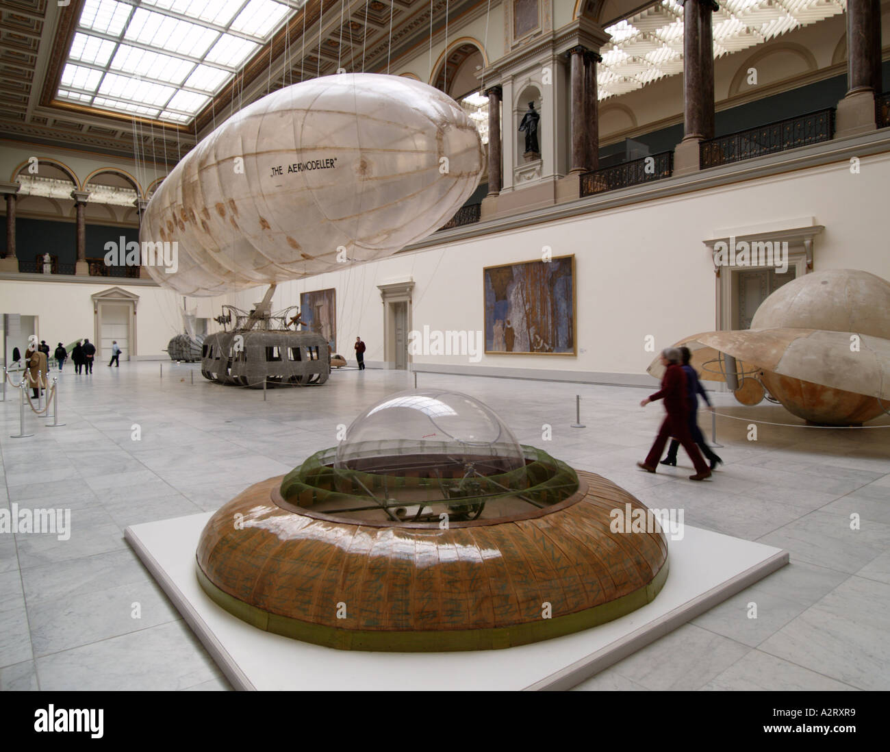 Arte moderna di Panamarenko nel museo delle belle arti a Bruxelles durante un restrospective mostra del famoso artista belga Foto Stock