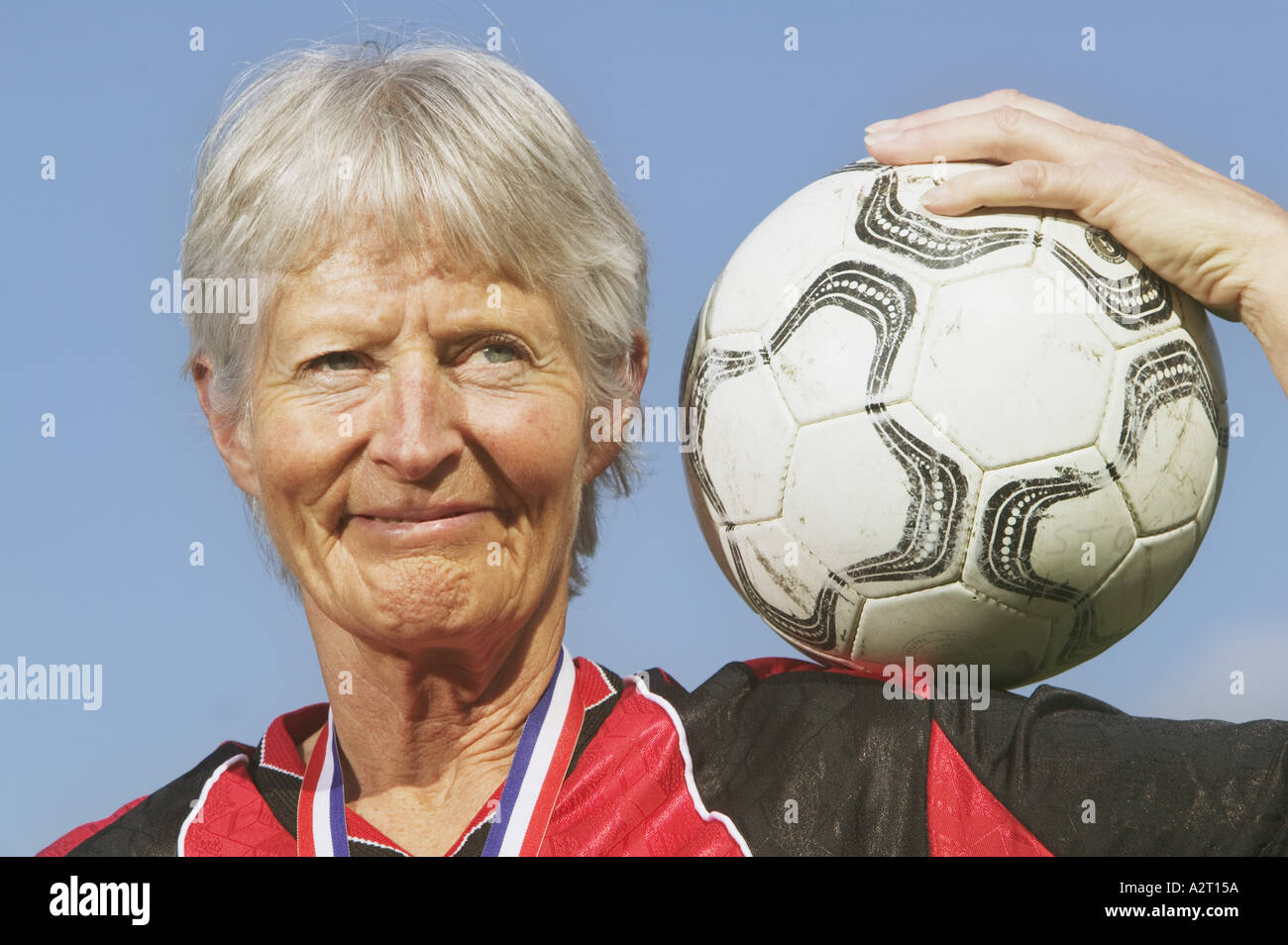 Un vecchio femmina giocatore di calcio Foto Stock