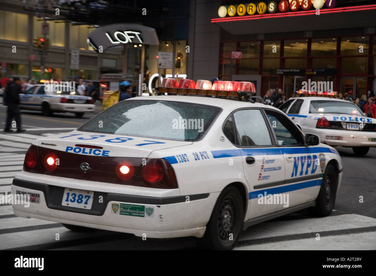 Vetture NYPD lasciando Times Square Manhattan a velocità. New York STATI UNITI D'AMERICA Foto Stock