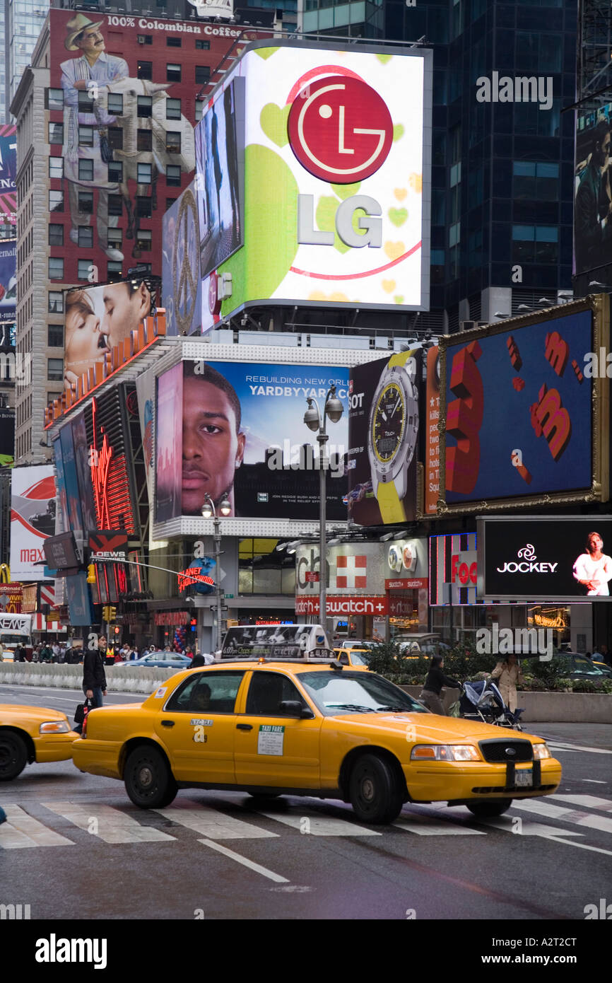 Yellow Cab e Bertelsmann Building Times Square a New York City USA Foto Stock