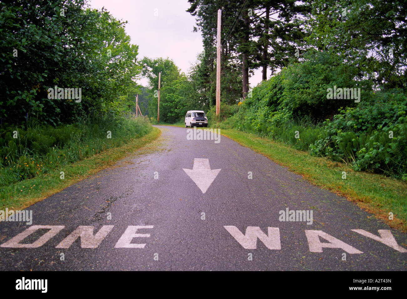 Cartello stradale, segnali di attenzione - un modo di avvertimento e la direzione della freccia scritta sulla strada di campagna Foto Stock