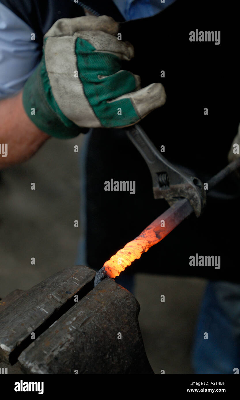 Fabbro la torsione rosso-ferro caldo a Godthaab martello lavorare a sud di Aalborg, Danimarca Foto Stock