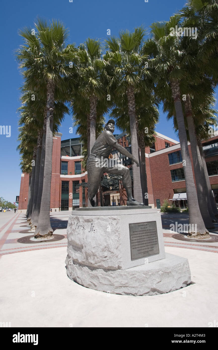 Statua di Willie Mays Jr in parte anteriore del Parco SBC sede dei San Francisco Giants di San Francisco in California Foto Stock