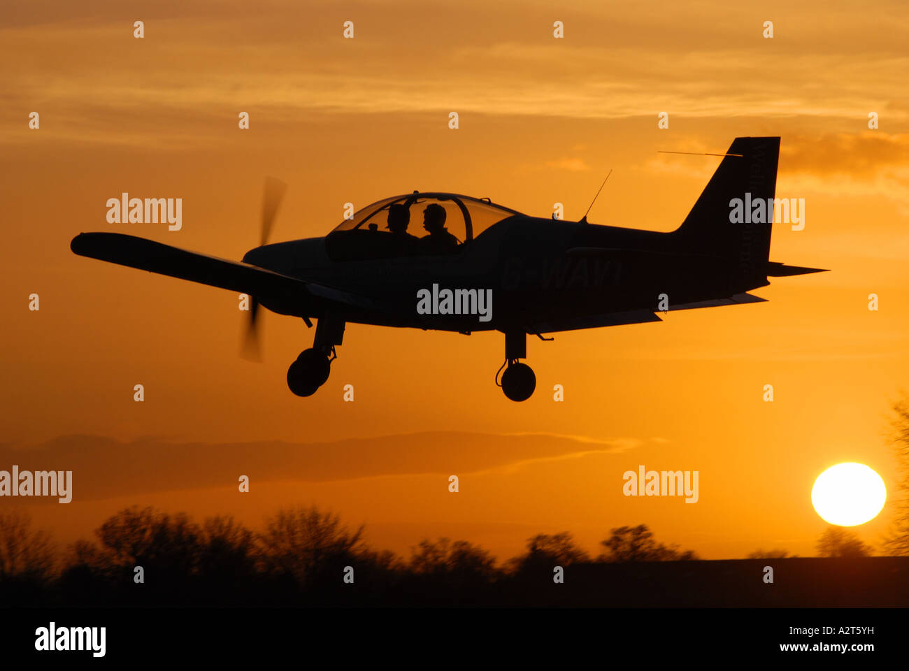 Robin HR 200 aerei di atterraggio a Wellesbourne Airfield, Warwickshire, Inghilterra, Regno Unito Foto Stock
