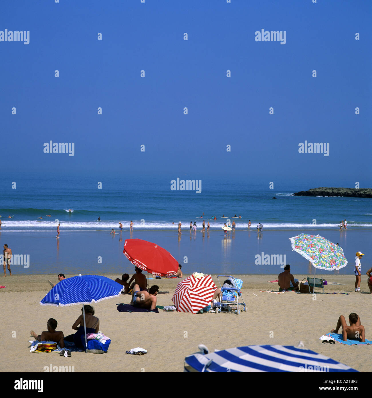 Le persone sulla Grande Plage BEACH BIARRITZ paesi baschi Francia Foto Stock