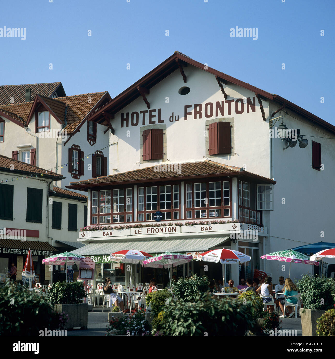 Hotel du Fronton, caffetteria con terrazza, Bidart, Pirenei Atlantici, Paesi Baschi, Francia, Europa, Foto Stock