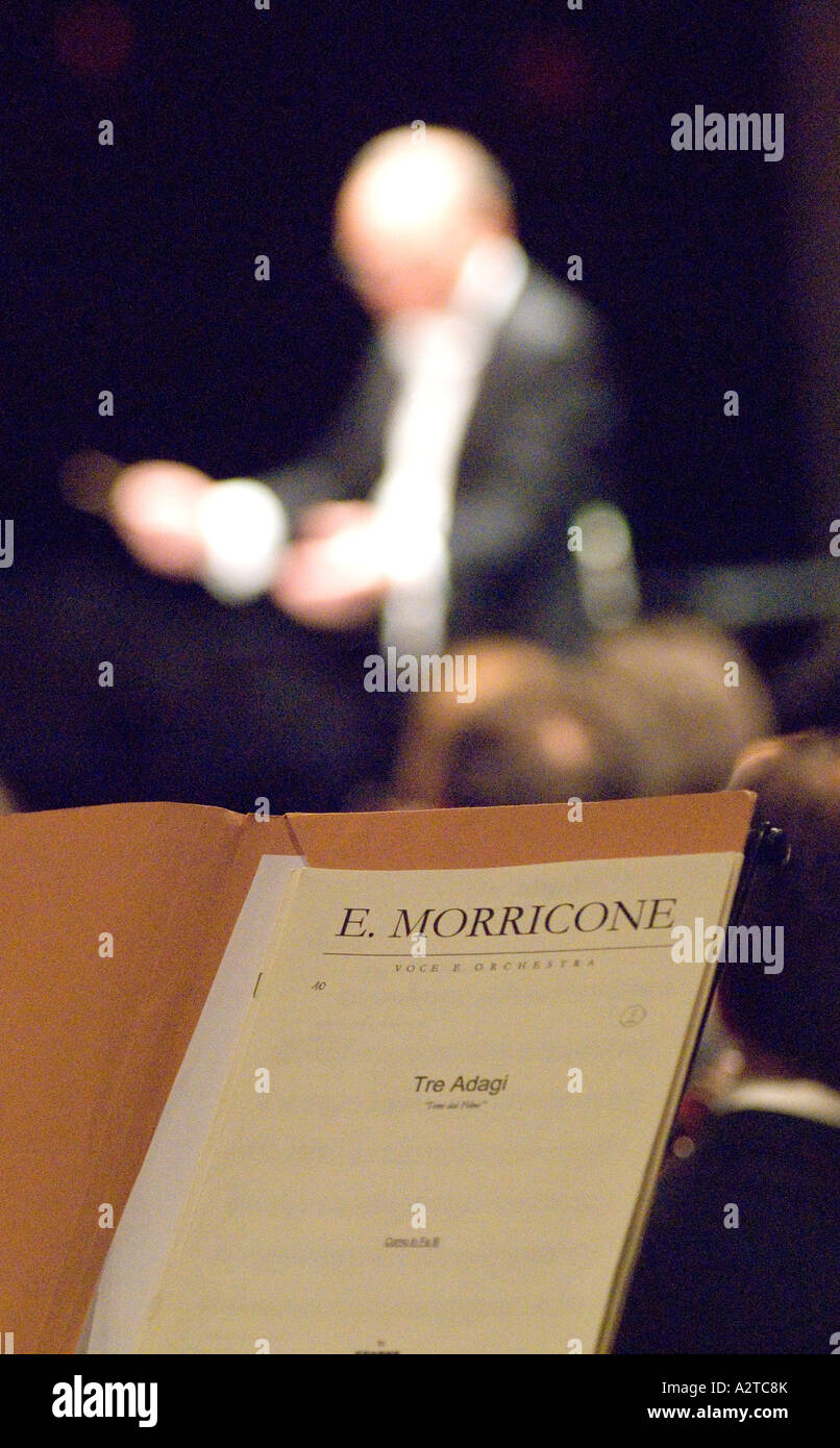 Il compositore italiano Ennio Morricone (1928-2020) in concerto, Hammersmith Apollo, Londra, Regno Unito. Dicembre 2006. Foto Stock