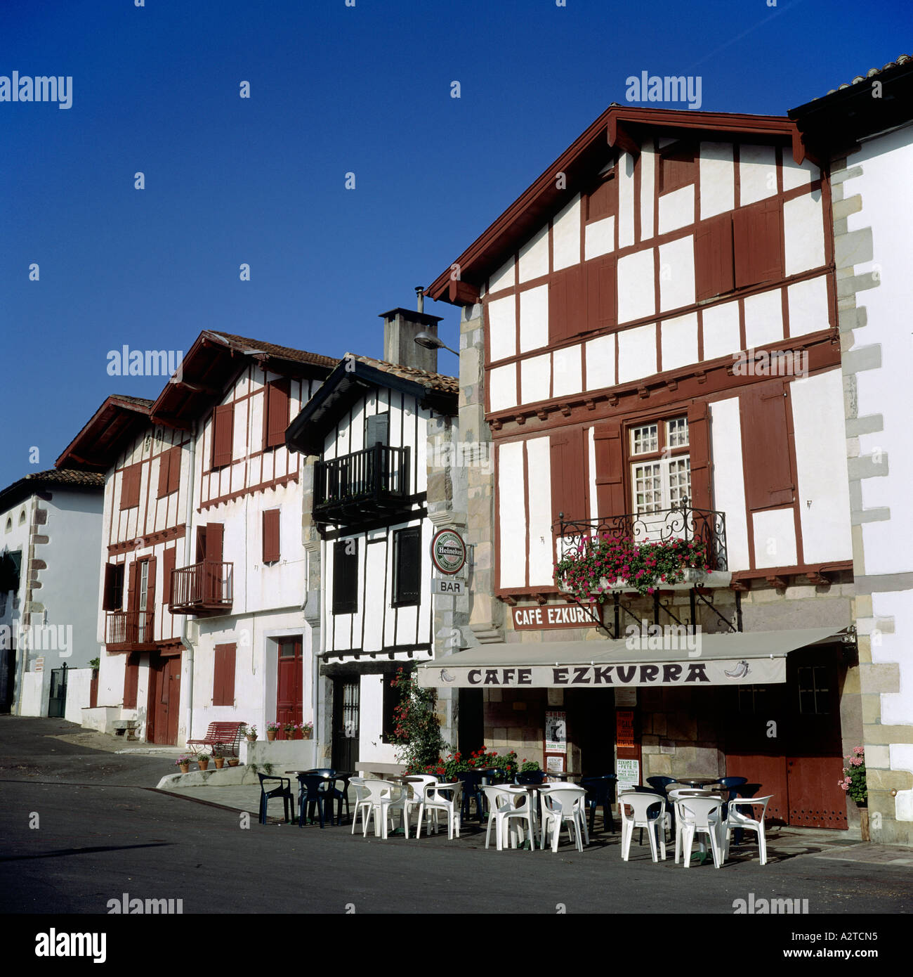 Tipiche case a graticcio e cafè sul marciapiede AïNHOA paesi baschi Francia Foto Stock