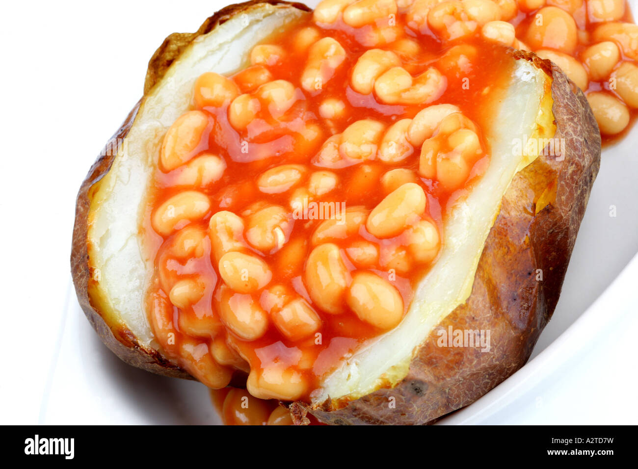 Giacca cotti al forno con patate fagioli cotti in scatola isolata contro uno sfondo bianco con nessun popolo e un tracciato di ritaglio Foto Stock